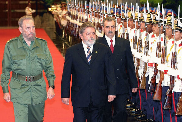Lula inspeciona tropas cubanas em seu encontro com Fidel Castro, em 2003.[2]