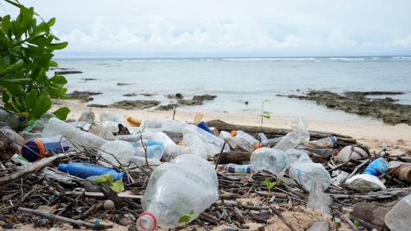 Lixo descartado na areia da praia, um exemplo de poluição marinha. [imagem_principal]