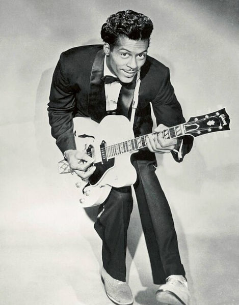Chuck Berry tocando guitarra, artista do rock nos anos 50.