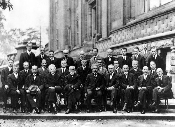 Conferência de Solvay de 1927 em Bruxelas, evento importante na história da mecânica quântica.
