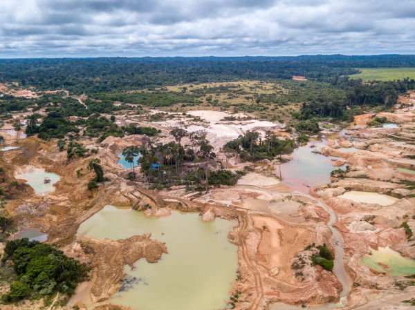 Região desvastada, uma das consequências do extrativismo mineral.