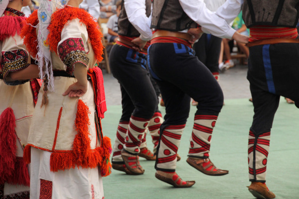 Dançarinos com roupas típicas da cultura da Macedônia do Norte.