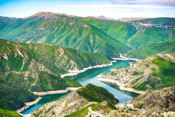 Vista aérea de uma paisagem de montanhas verdes e vales na Macedônia do Norte.
