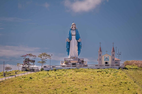 Grande escultura (imagem) de Nossa Senhora das Graças, uma manifestação da Virgem Maria. [imagem_principal]
