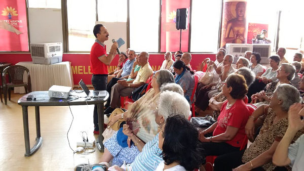 Reunião de membros da comunidade zoroastrista parsi na Índia, em 2014.