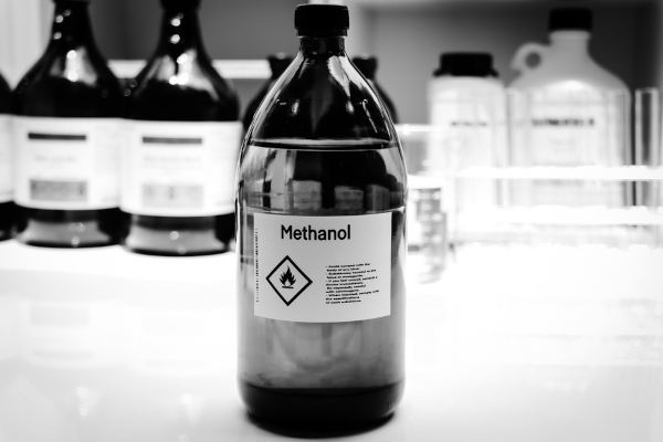 Um frasco de metanol no laboratório. [imagem_principal]