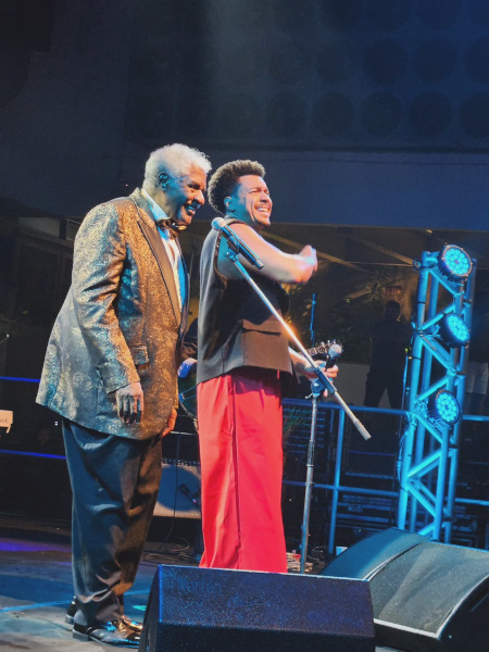 Tony Tornado em show com Lincoln Tornado, seu filho.