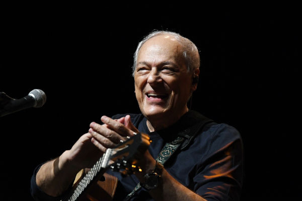 Fotografia de Toquinho, um musicista brasileiro que tem uma carreira de mais de 50 anos de duração. [imagem_principal]