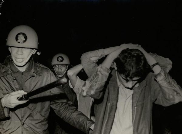 Jovem sendo preso por militares no contexto da ditadura, no Brasil. [imagem_principal]