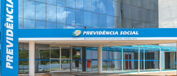 Fachada do edifício da Previdência social em texto sobre envelhecimento populacional no Brasil.