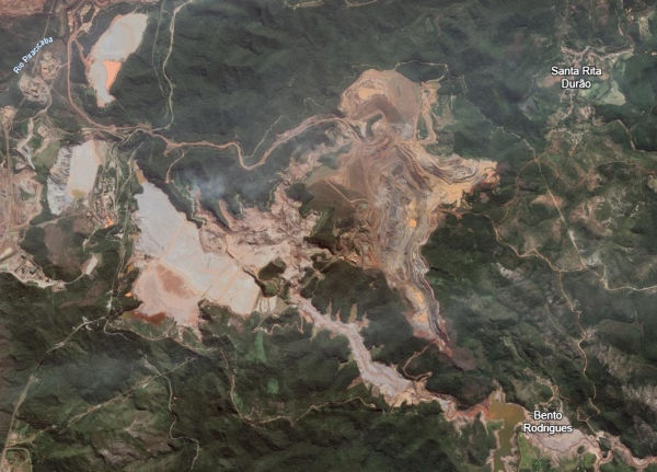 Imagem superior da Barragem do Fundão, em Mariana, depois do rompimento.
