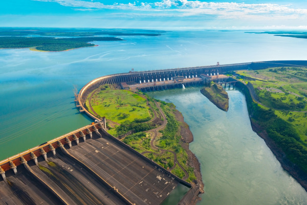 Usina de Itaipu, administrada por Brasil e Paraguai, construída no período do milagre econômico.