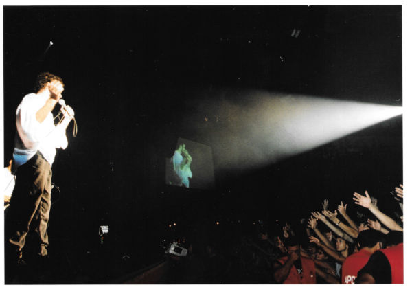 Renato Russo em show da banda Legião Urbana. 