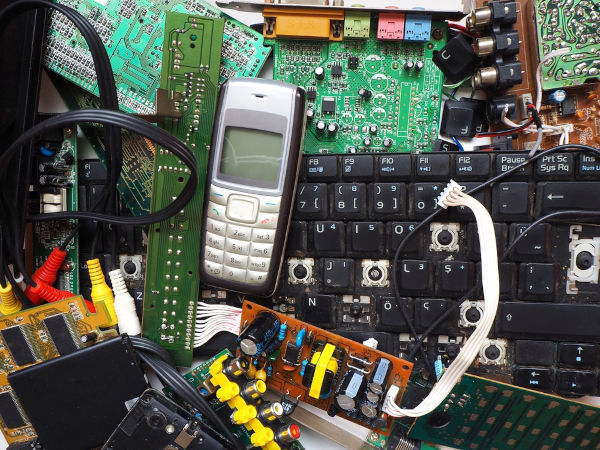 Vários equipamentos eletrônicos, uma alusão ao lixo eletrônico.