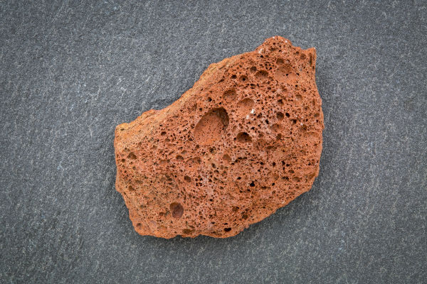 Escória, tipo de rocha ígnea extrusiva.