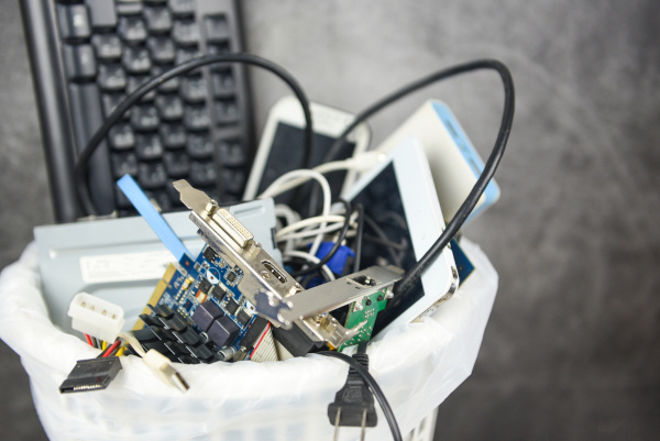 Lixo eletrônico, tipo de lixo que geralmente não vai para onde seria mais adequado: reciclagem.