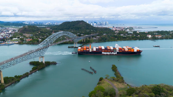 Navio de carga passando sob ponte no Canal do Panamá.