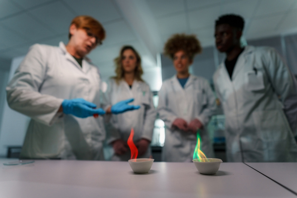 Químicos fazendo experimento químico com o mesmo material de composição dos fogos de artifício.