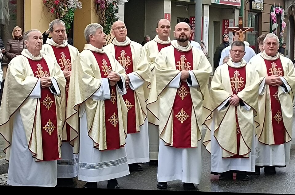 O clero tem diversas funções. 