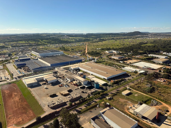 Vista aérea de um polo industrial de Goiânia, atividade econômica crescente na economia da Região Centro-Oeste.