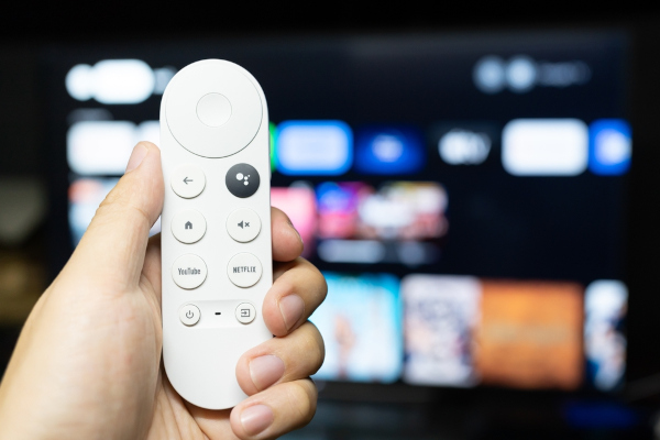 Pessoa usando IPTV, que só é pirataria e, portanto, crime quando acesa canais e conteúdos não licenciados.