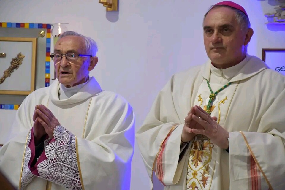 Padre e bispo, membros do clero, realizando missa.