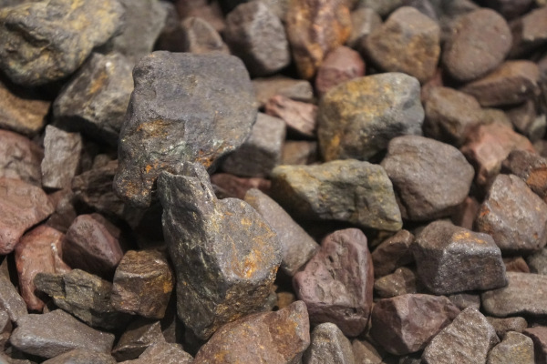 Esquema ilustrativo com os principais minérios encontrados no Brasil.  Minérios de ferro.