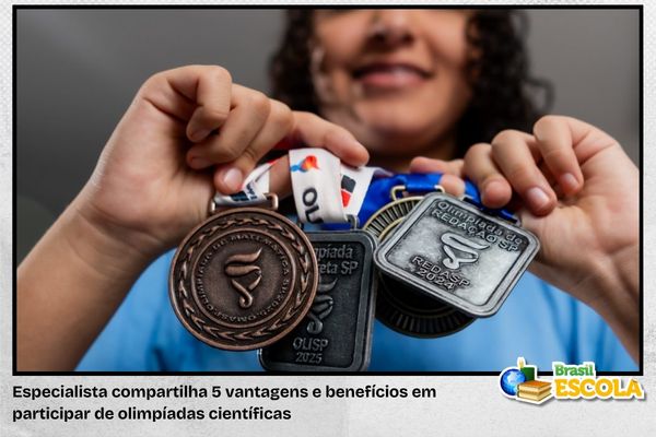 Estudante segura medalhas de olimpíadas científicas