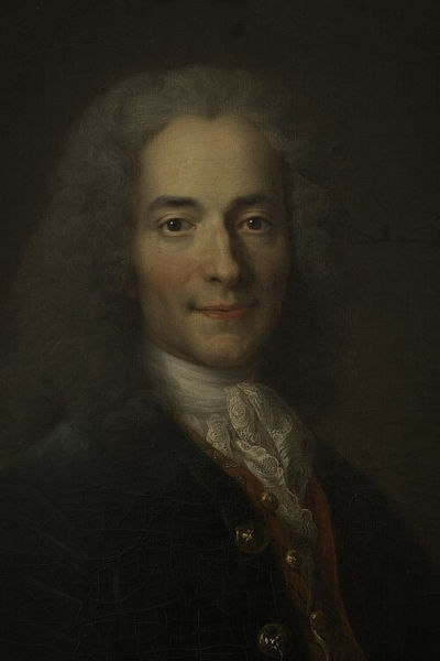 Retrato de Voltaire, um dos pensadores do iluminismo, que criticava o Antigo Regime.