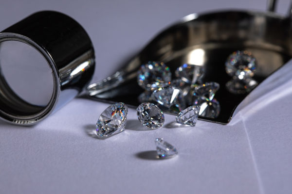 Diamante, subst&acirc;ncia natural que tamb&eacute;m pode ser sintetizada em laborat&oacute;rio.