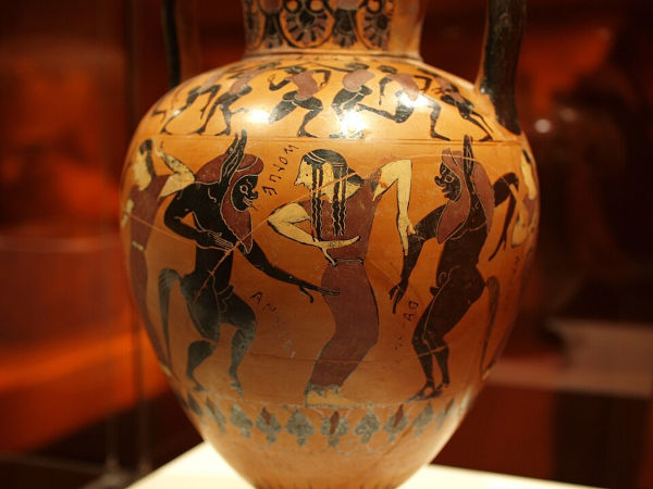 Ânfora etrusca decorada com figuras negras, representando cena mitológica de tradição grega.|2|