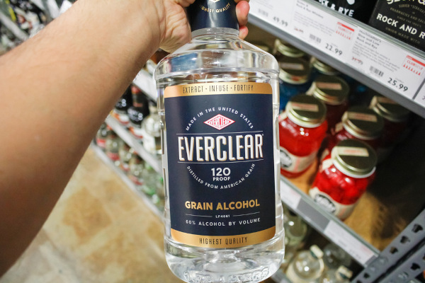 Versão mais “leve” da bebida Everclear, bebida alcoólica que possui elevado teor alcoólico, com 60% de teor alcoólico.
