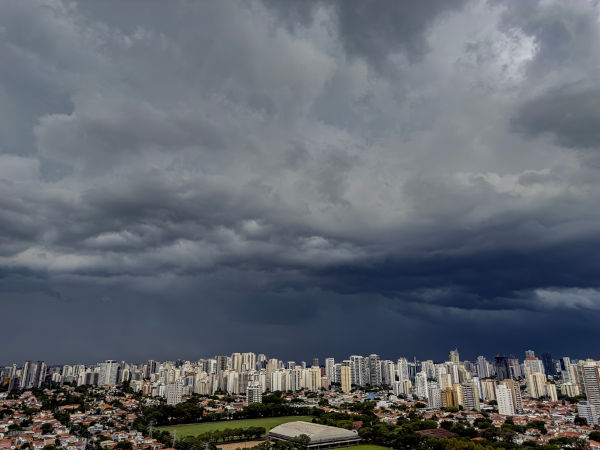 Chuva provoca em regi&atilde;o urbana devido aos rios voadores.