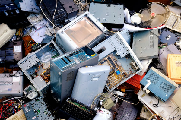 Pilha de materiais descartados como lixo eletrônico, também chamados de e-lixo. 