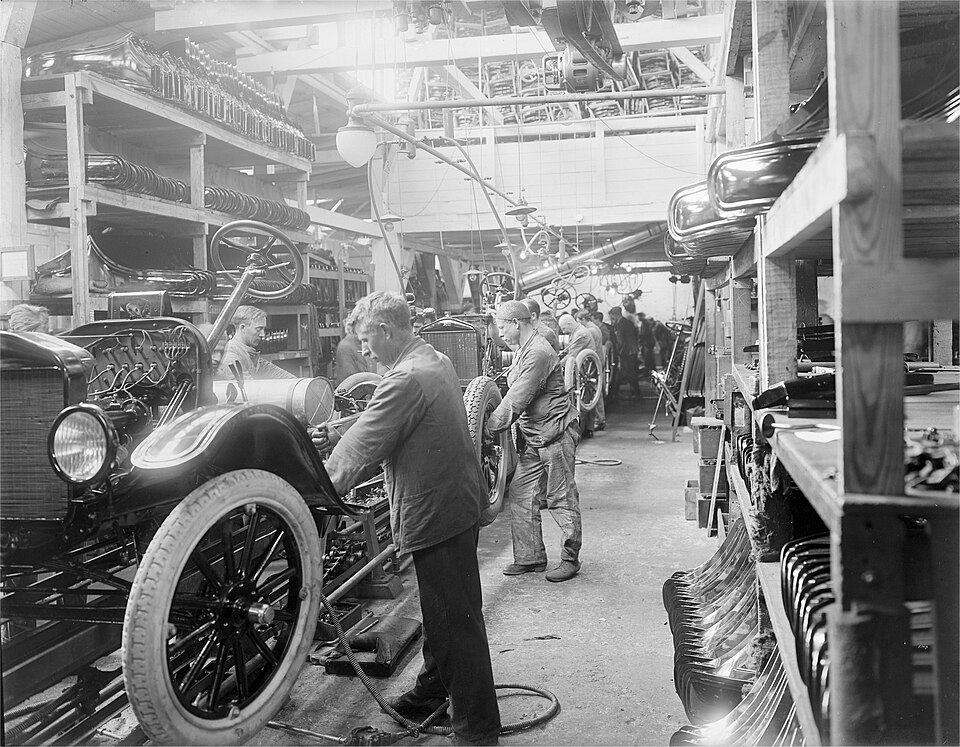 Trabalhadores exercendo ofícios alienadores em linha de produção da Ford (1923).