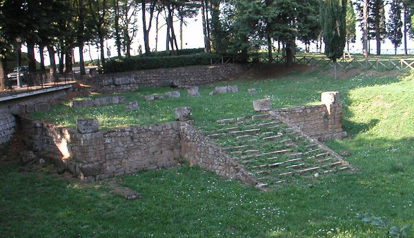 Ruínas de um templo etrusco em Orvieto, Itália. Vê-se a plataforma (pódio) e a escadaria com entrada exclusivamente frontal.|3|