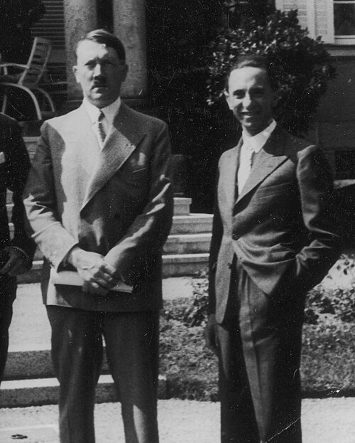 Adolf Hitler e o ministro da propaganda Joseph Goebbels na Áustria em 1934.