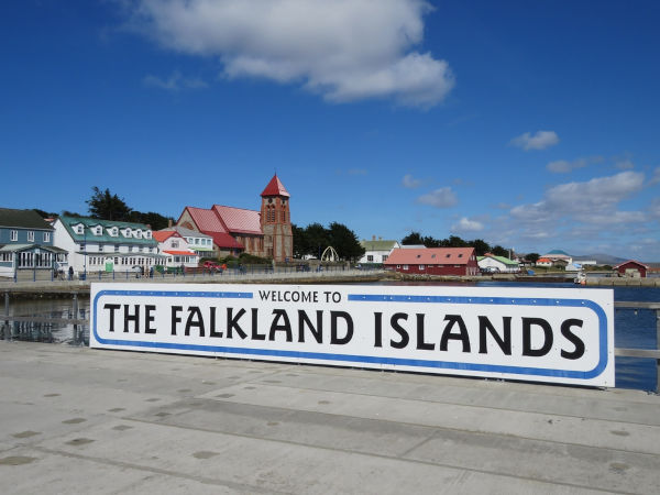 Placa de boas-vindas às Ilhas Falkland (Malvinas) em Stanley, principal cidade do arquipélago.