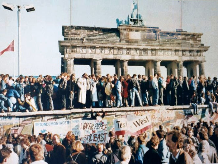 A queda do Muro de Berlim, em 1989. A foto mostra parte do muro com o Portão de Brandemburgo, ao fundo. |1|