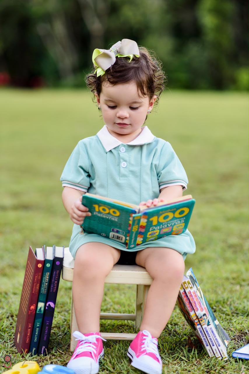 Catarina com livro