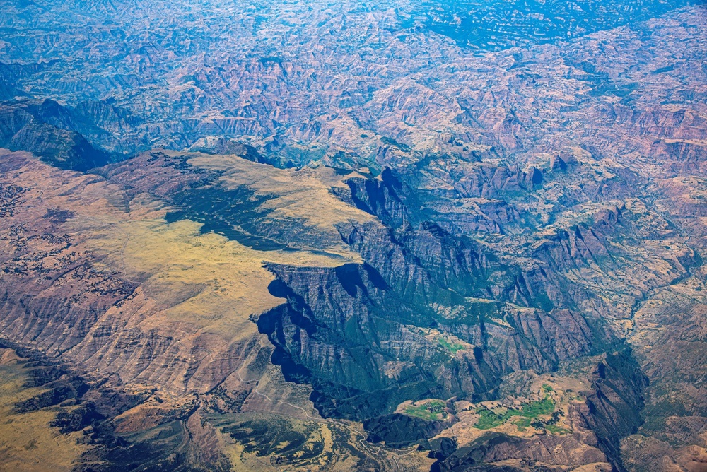 Terreno acidentado visto de cima no relevo da Eritreia.