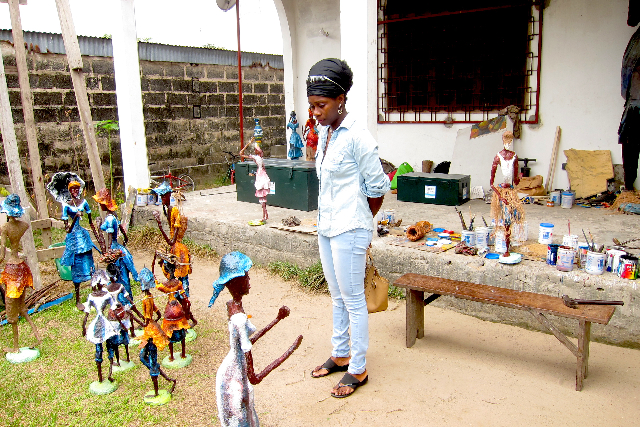 A artista Rhode Bath-Schéba Makoumbou, do Congo, com alguns dos seus trabalhos. 