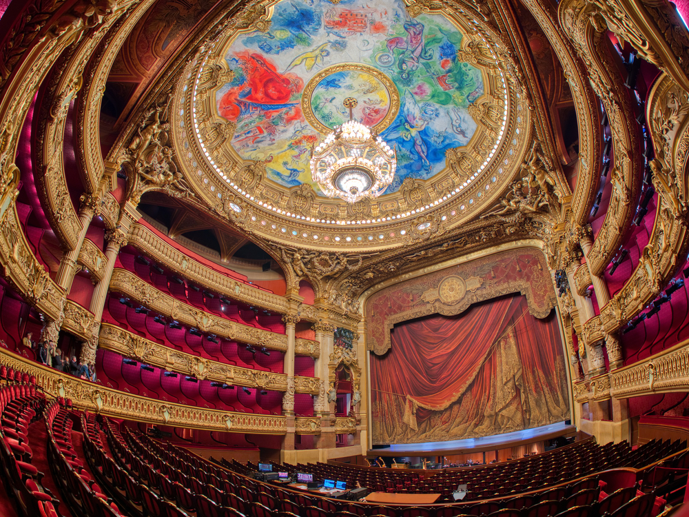 Interior do Palais Garnier, a Ópera de Paris, onde se passa “O Fantasma da Ópera”, de Gaston Leroux.