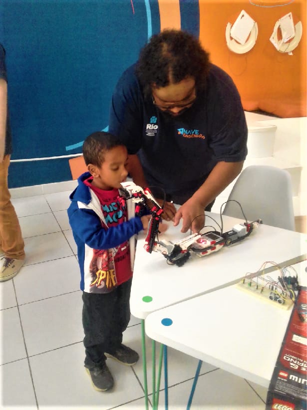 Alvinho com 6 anos em projeto escolar 