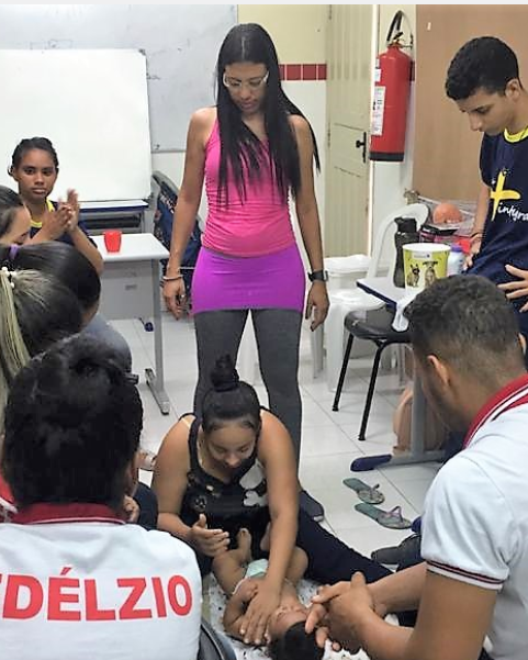 Gleide Leandro em atividade do projeto que atende jovens mães