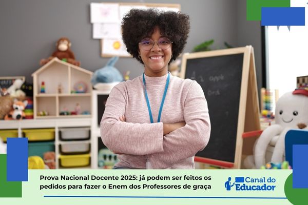 Professora negra em sala de educação infantil