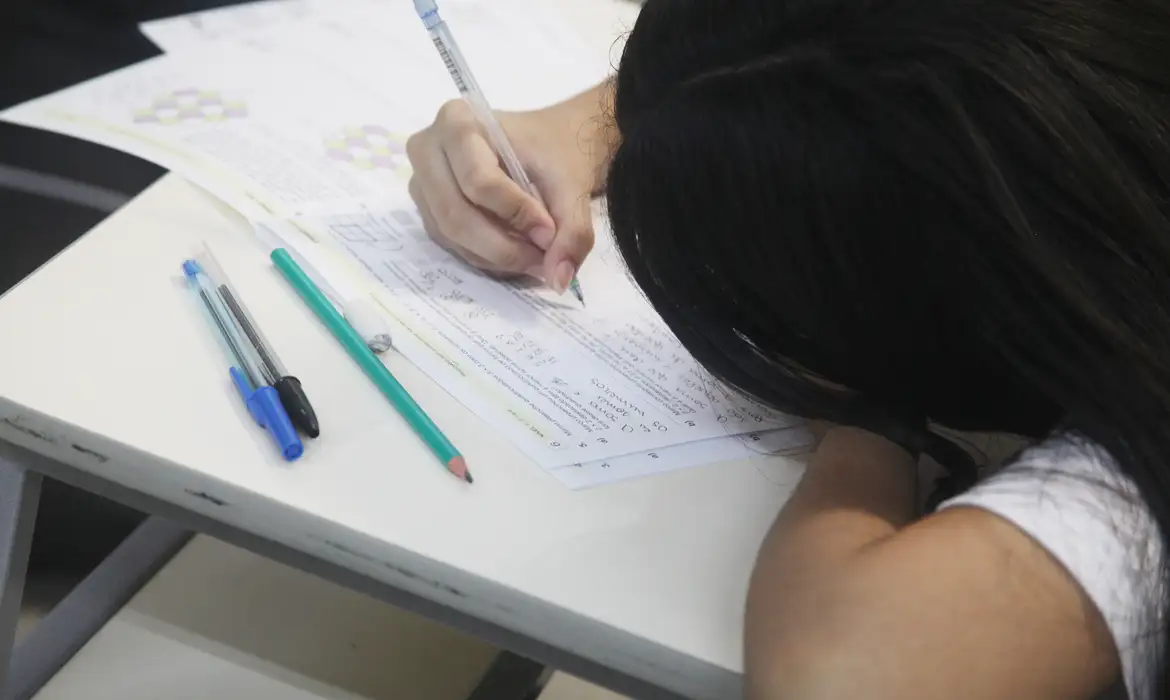 Estudante resolvendo prova da Obmep 2025