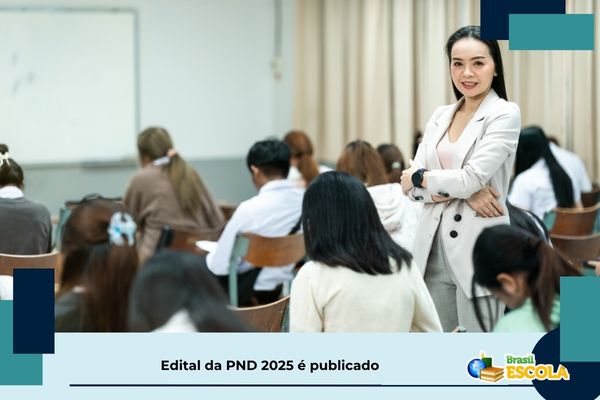 Professora em sala de aula. Texto na imagem: Edital do PND 2025 é publicado.