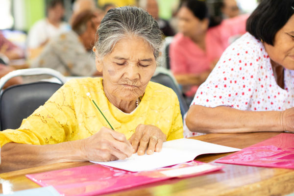 Mulher idosa estudando, vencendo o analfabetismo. Mulher idosa estudando, vencendo o analfabetismo.