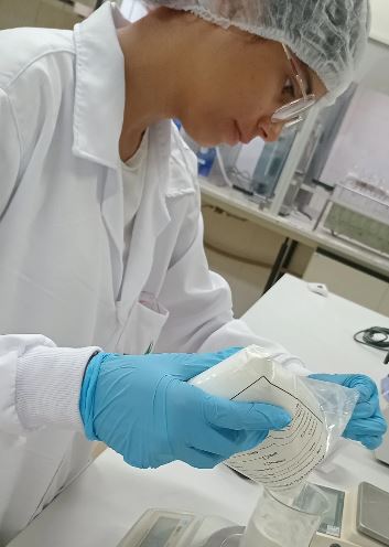 Estudante em laborat&oacute;rio